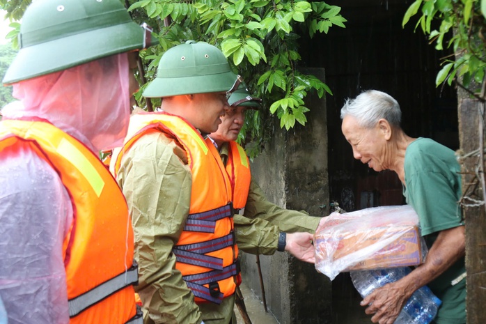 Quảng Bình - Hà Tĩnh: Mưa lũ chia cắt hơn ngàn hộ dân, 1 học sinh bị cuốn trôi- Ảnh 2. Quảng Bình - Hà Tĩnh: Mưa lũ chia cắt hơn ngàn hộ dân, 1 học sinh bị cuốn trôi- Ảnh 2.