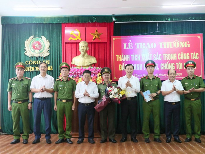 Triệt phá đường dây làm giả giấy tờ để buôn bán điện thoại “dỏm”- Ảnh 1. Triệt phá đường dây làm giả giấy tờ để buôn bán điện thoại “dỏm”- Ảnh 1.