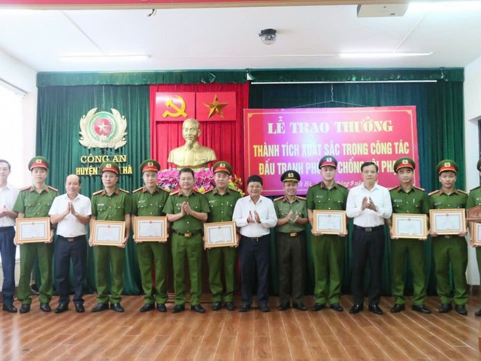 Triệt phá đường dây làm giả giấy tờ để buôn bán điện thoại “dỏm”- Ảnh 2. Triệt phá đường dây làm giả giấy tờ để buôn bán điện thoại “dỏm”- Ảnh 2.