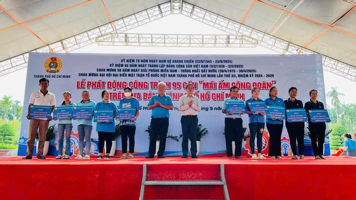 Xây tặng 95 căn "Mái ấm Công đoàn" cho đoàn viên khó khăn- Ảnh 1. Xây tặng 95 căn "Mái ấm Công đoàn" cho đoàn viên khó khăn- Ảnh 1.