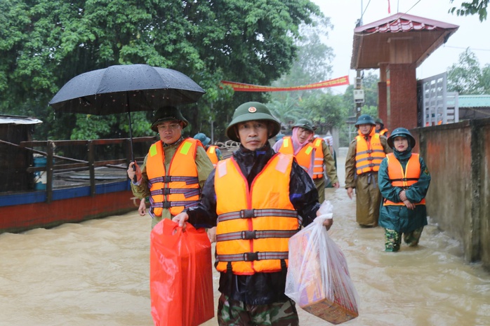 Quảng Bình - Hà Tĩnh: Mưa lũ chia cắt hơn ngàn hộ dân, 1 học sinh bị cuốn trôi- Ảnh 4. Quảng Bình - Hà Tĩnh: Mưa lũ chia cắt hơn ngàn hộ dân, 1 học sinh bị cuốn trôi- Ảnh 4.