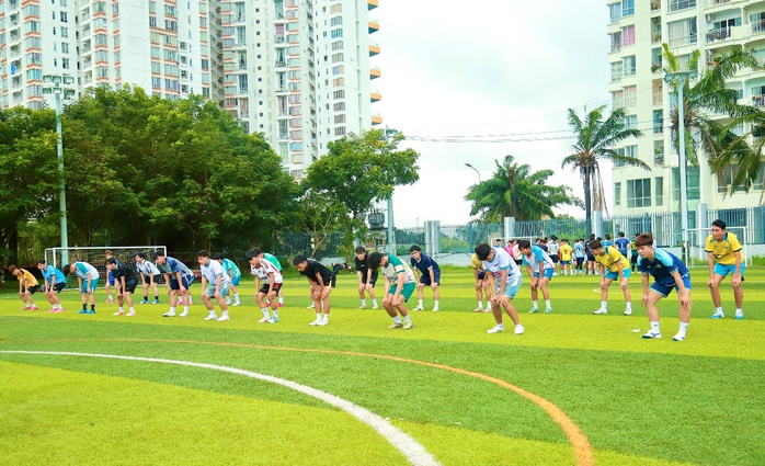 Tuyển trạch Đội tuyển Bóng đá Sinh viên trường Đại học Văn Hiến 2024: Bước đệm chiến lược cho tương lai thể thao sinh viên- Ảnh 2. Tuyển trạch Đội tuyển Bóng đá Sinh viên trường Đại học Văn Hiến 2024: Bước đệm chiến lược cho tương lai thể thao sinh viên- Ảnh 2.