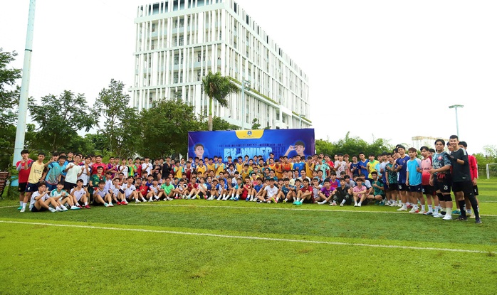 Tuyển trạch Đội tuyển Bóng đá Sinh viên trường Đại học Văn Hiến 2024: Bước đệm chiến lược cho tương lai thể thao sinh viên- Ảnh 5. Tuyển trạch Đội tuyển Bóng đá Sinh viên trường Đại học Văn Hiến 2024: Bước đệm chiến lược cho tương lai thể thao sinh viên- Ảnh 5.
