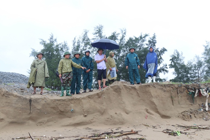 Quảng Bình - Hà Tĩnh: Mưa lũ chia cắt hơn ngàn hộ dân, 1 học sinh bị cuốn trôi- Ảnh 3. Quảng Bình - Hà Tĩnh: Mưa lũ chia cắt hơn ngàn hộ dân, 1 học sinh bị cuốn trôi- Ảnh 3.