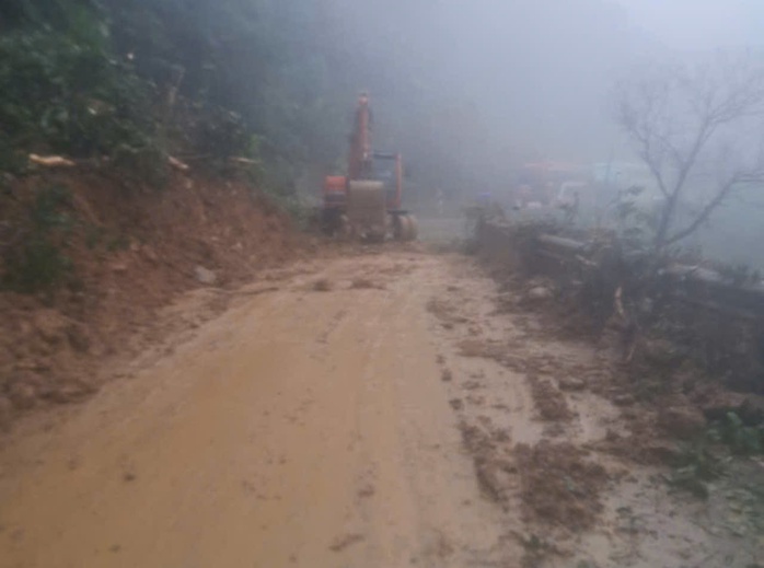 Đường lên Cửa khẩu quốc tế Cầu Treo thông xe trở lại sau sự cố sạt lở- Ảnh 2. Đường lên Cửa khẩu quốc tế Cầu Treo thông xe trở lại sau sự cố sạt lở- Ảnh 2.