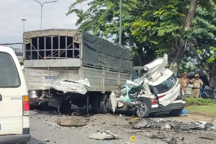 Tai nạn liên hoàn ở TP HCM, 2 người tử vong- Ảnh 1. Tai nạn liên hoàn ở TP HCM, 2 người tử vong- Ảnh 1.