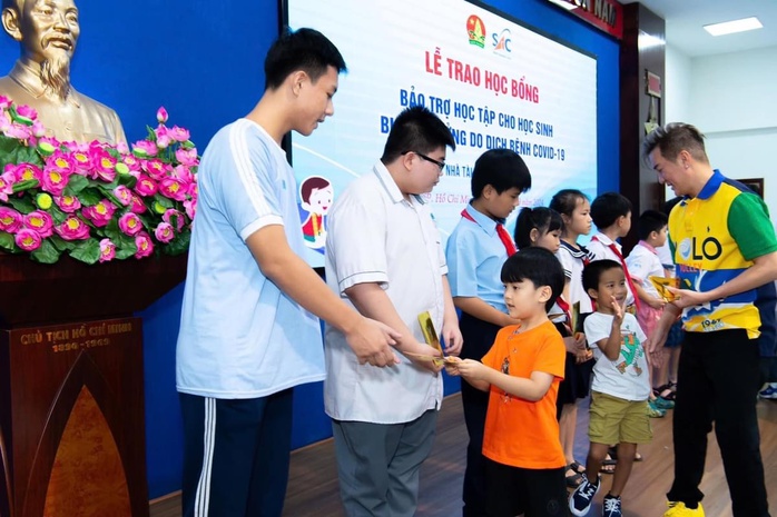 Chiếc khăn "giá" 1 tỉ của ca sĩ Đàm Vĩnh Hưng- Ảnh 3. Chiếc khăn "giá" 1 tỉ của ca sĩ Đàm Vĩnh Hưng- Ảnh 3.
