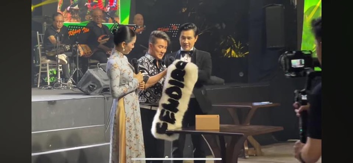 Chiếc khăn "giá" 1 tỉ của ca sĩ Đàm Vĩnh Hưng- Ảnh 1. Chiếc khăn "giá" 1 tỉ của ca sĩ Đàm Vĩnh Hưng- Ảnh 1.