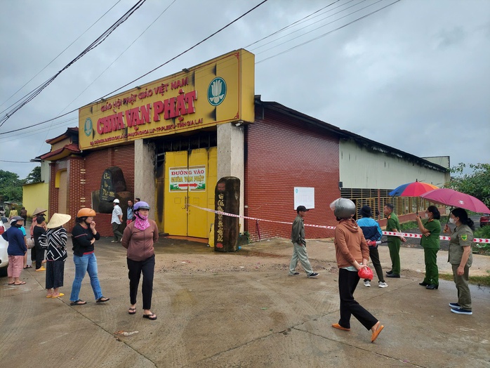 Cháy chùa Vạn Phật ở Gia Lai: Người dân khóc, lo lắng về tro cốt của người thân- Ảnh 1. Cháy chùa Vạn Phật ở Gia Lai: Người dân khóc, lo lắng về tro cốt của người thân- Ảnh 1.