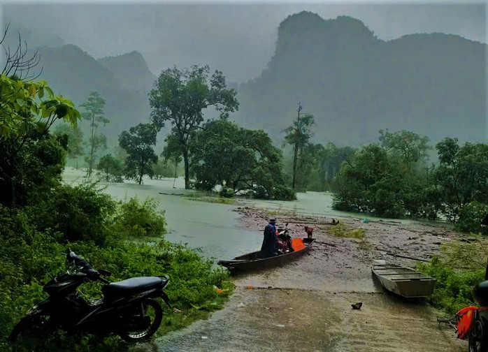 Quảng Bình - Hà Tĩnh: Mưa lũ chia cắt hơn ngàn hộ dân, 1 học sinh bị cuốn trôi- Ảnh 1. Quảng Bình - Hà Tĩnh: Mưa lũ chia cắt hơn ngàn hộ dân, 1 học sinh bị cuốn trôi- Ảnh 1.