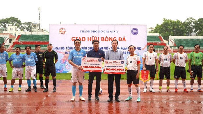Giao hữu bóng đá, kêu gọi giúp đỡ đồng bào bị bão lũ- Ảnh 1. Giao hữu bóng đá, kêu gọi giúp đỡ đồng bào bị bão lũ- Ảnh 1.