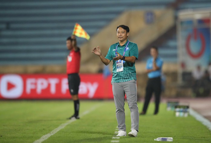 Nguyễn Xuân Son "tịt ngòi" trong ngày HLV Kim Sang-sik dự khán V-League- Ảnh 6. Nguyễn Xuân Son "tịt ngòi" trong ngày HLV Kim Sang-sik dự khán V-League- Ảnh 6.