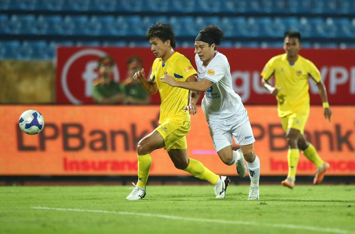 Nguyễn Xuân Son "tịt ngòi" trong ngày HLV Kim Sang-sik dự khán V-League- Ảnh 4. Nguyễn Xuân Son "tịt ngòi" trong ngày HLV Kim Sang-sik dự khán V-League- Ảnh 4.