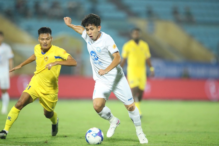 Nguyễn Xuân Son "tịt ngòi" trong ngày HLV Kim Sang-sik dự khán V-League- Ảnh 3. Nguyễn Xuân Son "tịt ngòi" trong ngày HLV Kim Sang-sik dự khán V-League- Ảnh 3.