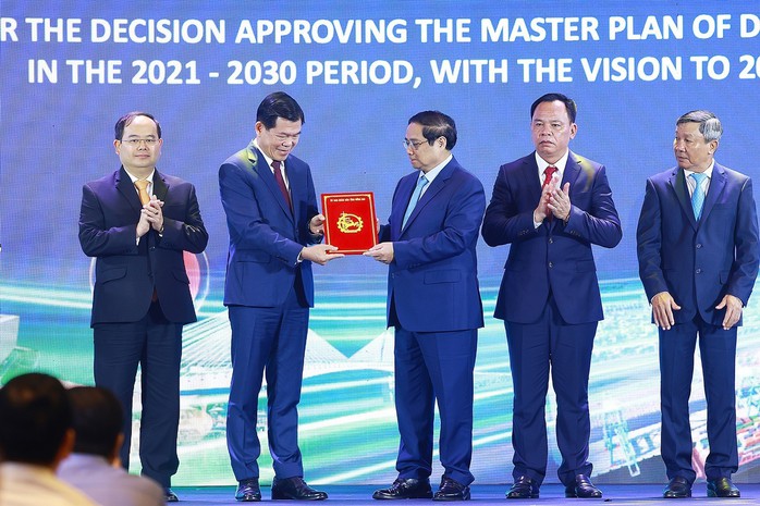 Thủ tướng Phạm Minh Chính trao Quyết định phê duyệt Quy hoạch tỉnh Đồng Nai thời kỳ 2021 - 2030, tầm nhìn đến năm 2050 cho lãnh đạo tỉnh Đồng Nai Ảnh: TTXVN Thủ tướng Phạm Minh Chính trao Quyết định phê duyệt Quy hoạch tỉnh Đồng Nai thời kỳ 2021 - 2030, tầm nhìn đến năm 2050 cho lãnh đạo tỉnh Đồng Nai Ảnh: TTXVN