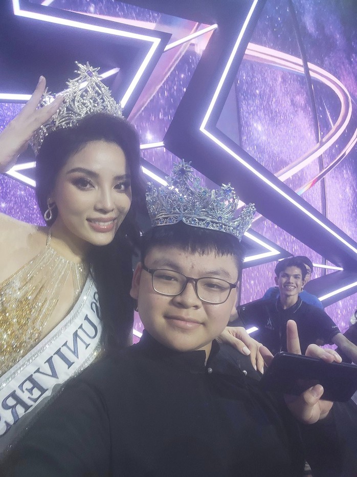 "Tiết lộ sốc" về nam sinh 13 tuổi thiết kế vương miện Miss Universe Vietnam 2024- Ảnh 1. "Tiết lộ sốc" về nam sinh 13 tuổi thiết kế vương miện Miss Universe Vietnam 2024- Ảnh 1.