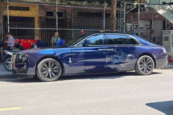 Siêu xe Rolls-Royce Ghost va chạm giao thông bị móp cửa- Ảnh 3. Siêu xe Rolls-Royce Ghost va chạm giao thông bị móp cửa- Ảnh 3.