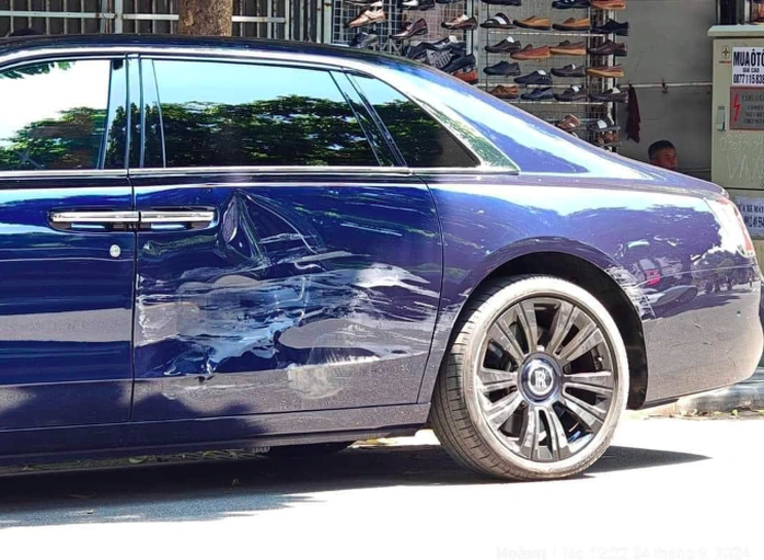 Siêu xe Rolls-Royce Ghost va chạm giao thông bị móp cửa- Ảnh 2. Siêu xe Rolls-Royce Ghost va chạm giao thông bị móp cửa- Ảnh 2.