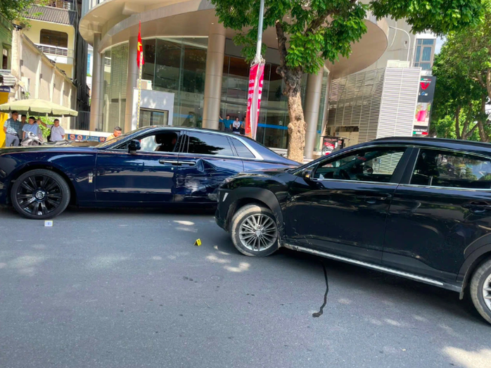 Siêu xe Rolls-Royce Ghost va chạm giao thông bị móp cửa- Ảnh 1. Siêu xe Rolls-Royce Ghost va chạm giao thông bị móp cửa- Ảnh 1.