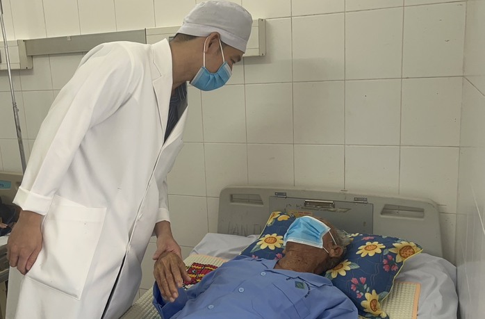 Cụ ông 99 tuổi thoát tàn phế sau cú trượt té tại nhà- Ảnh 2. Cụ ông 99 tuổi thoát tàn phế sau cú trượt té tại nhà- Ảnh 2.