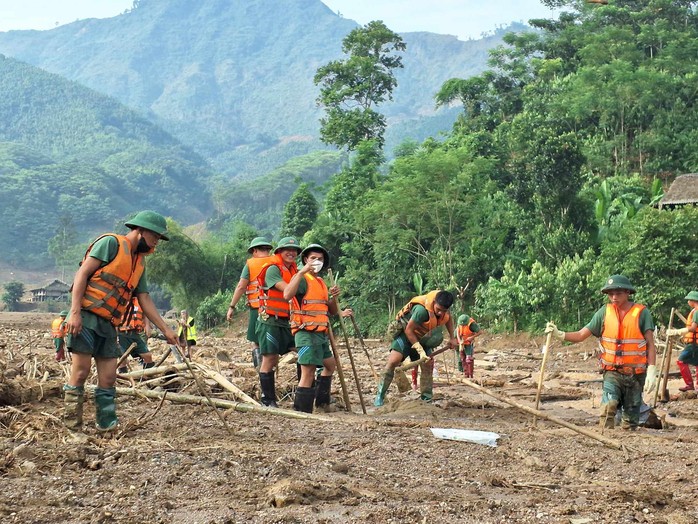 Xúc động hình ảnh người dân xếp hàng dài, bật khóc khi tiễn các anh bộ đội rời Làng Nủ- Ảnh 9. Xúc động hình ảnh người dân xếp hàng dài, bật khóc khi tiễn các anh bộ đội rời Làng Nủ- Ảnh 9.