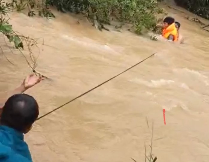 Giải cứu thanh niên mắc kẹt giữa dòng nước lũ- Ảnh 1. Giải cứu thanh niên mắc kẹt giữa dòng nước lũ- Ảnh 1.