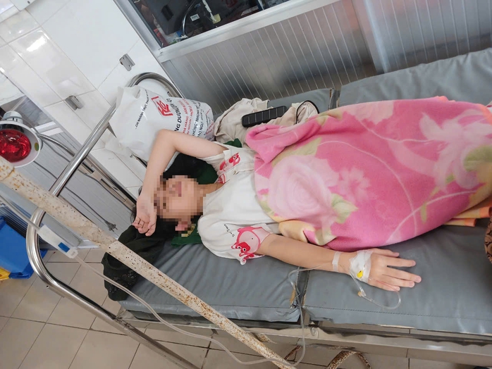 Kiên Giang: Nhiều học sinh nhập viện sau khi ăn cơm tại căn tin nhà trường- Ảnh 2. Kiên Giang: Nhiều học sinh nhập viện sau khi ăn cơm tại căn tin nhà trường- Ảnh 2.