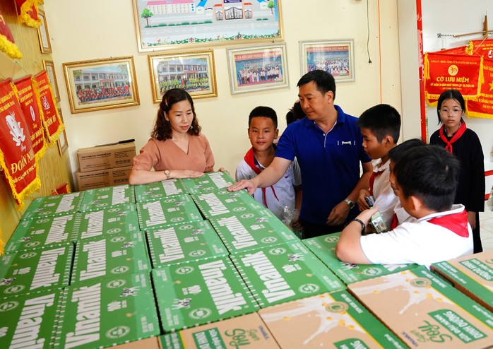 Nỗ lực khắc phục hậu quả, ổn định đời sống tại các vùng bão lũ- Ảnh 6. Nỗ lực khắc phục hậu quả, ổn định đời sống tại các vùng bão lũ- Ảnh 6.