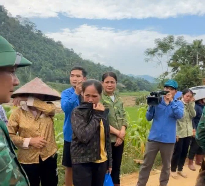 Xúc động hình ảnh người dân xếp hàng dài, bật khóc khi tiễn các anh bộ đội rời Làng Nủ- Ảnh 4. Xúc động hình ảnh người dân xếp hàng dài, bật khóc khi tiễn các anh bộ đội rời Làng Nủ- Ảnh 4.