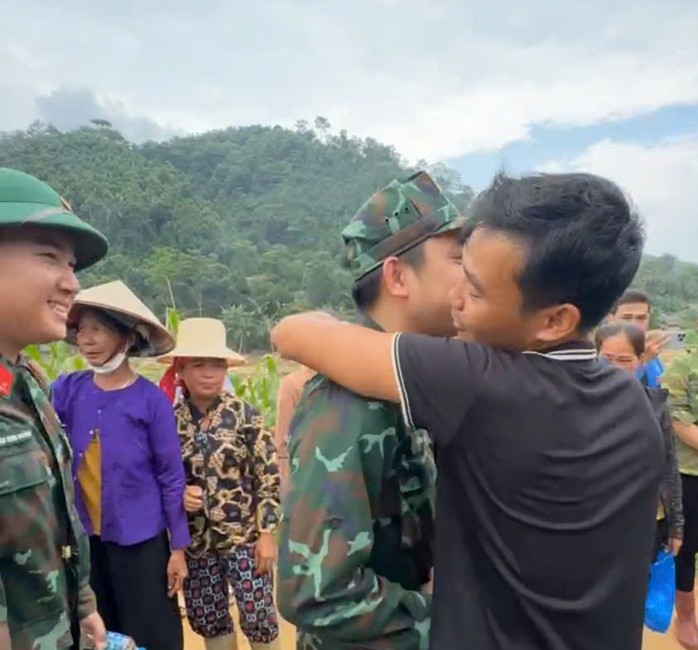 Xúc động hình ảnh người dân xếp hàng dài, bật khóc khi tiễn các anh bộ đội rời Làng Nủ- Ảnh 2. Xúc động hình ảnh người dân xếp hàng dài, bật khóc khi tiễn các anh bộ đội rời Làng Nủ- Ảnh 2.