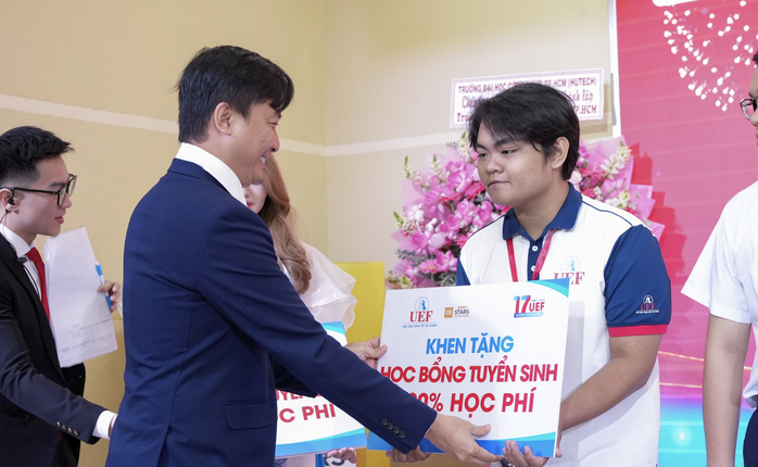 Trường ĐH ở TP HCM trao hơn 20 tỉ đồng học bổng cho sinh viên- Ảnh 1. Trường ĐH ở TP HCM trao hơn 20 tỉ đồng học bổng cho sinh viên- Ảnh 1.