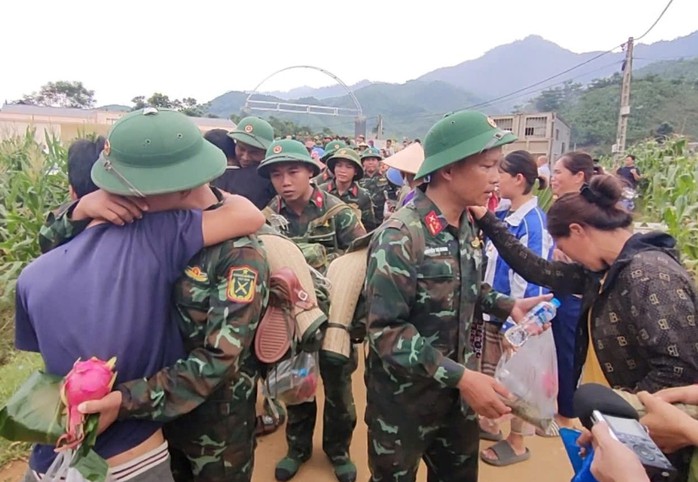 Xúc động hình ảnh người dân xếp hàng dài, bật khóc khi tiễn các anh bộ đội rời Làng Nủ- Ảnh 6. Xúc động hình ảnh người dân xếp hàng dài, bật khóc khi tiễn các anh bộ đội rời Làng Nủ- Ảnh 6.