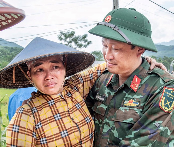 Xúc động hình ảnh người dân xếp hàng dài, bật khóc khi tiễn các anh bộ đội rời Làng Nủ- Ảnh 1. Xúc động hình ảnh người dân xếp hàng dài, bật khóc khi tiễn các anh bộ đội rời Làng Nủ- Ảnh 1.