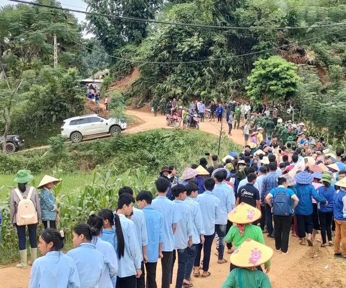 Xúc động hình ảnh người dân xếp hàng dài, bật khóc khi tiễn các anh bộ đội rời Làng Nủ- Ảnh 7. Xúc động hình ảnh người dân xếp hàng dài, bật khóc khi tiễn các anh bộ đội rời Làng Nủ- Ảnh 7.