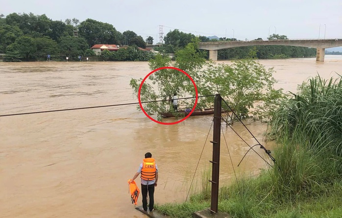 Người đàn ông bị lũ cuốn trôi 2 km trên sông Mã- Ảnh 1. Người đàn ông bị lũ cuốn trôi 2 km trên sông Mã- Ảnh 1.