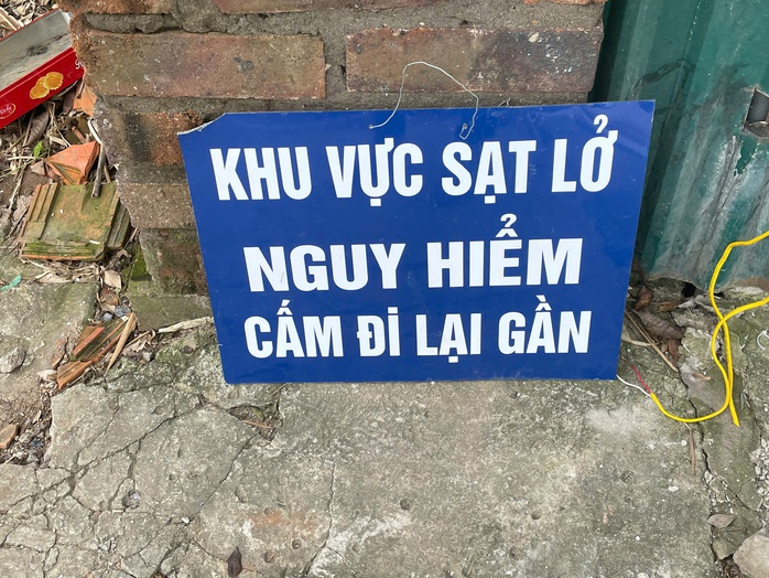 VIDEO: Sạt lở nghiêm trọng bờ sông Hồng, người dân phải di dời khẩn cấp- Ảnh 5. VIDEO: Sạt lở nghiêm trọng bờ sông Hồng, người dân phải di dời khẩn cấp- Ảnh 5.