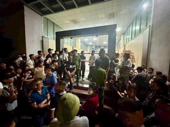 Công ty Educa Việt Nam bỏ rơi hàng trăm lao động tại sân bay- Ảnh 1. Công ty Educa Việt Nam bỏ rơi hàng trăm lao động tại sân bay- Ảnh 1.