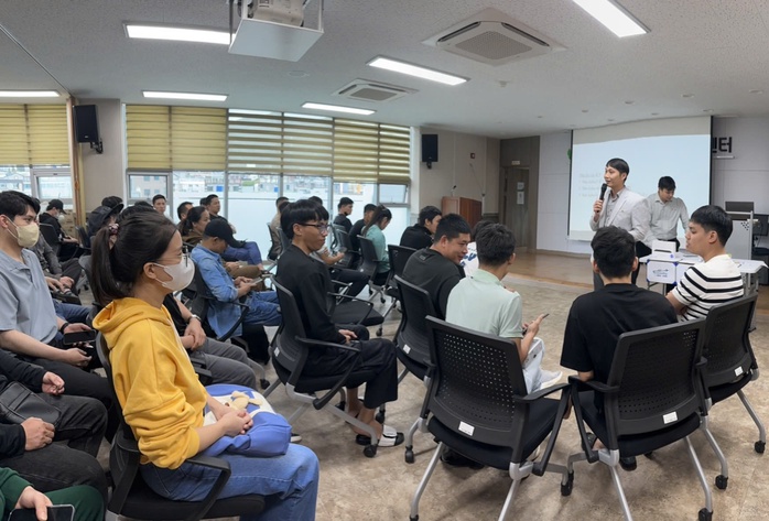 Trắng trợn "bẫy" người lao động- Ảnh 1. Trắng trợn "bẫy" người lao động- Ảnh 1.