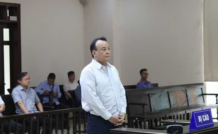 Chủ tịch Tân Hoàng Minh Đỗ Anh Dũng hầu toà phúc thẩm trong vụ án lừa đảo hơn 8.600 tỉ đồng- Ảnh 1. Chủ tịch Tân Hoàng Minh Đỗ Anh Dũng hầu toà phúc thẩm trong vụ án lừa đảo hơn 8.600 tỉ đồng- Ảnh 1.