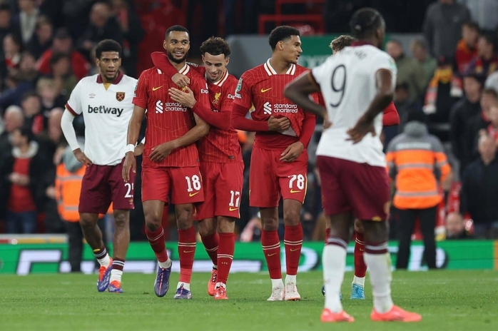 Đương kim vô địch Liverpool đè bẹp West Ham, Arsenal dội mưa bàn thắng ở League Cup- Ảnh 4. Đương kim vô địch Liverpool đè bẹp West Ham, Arsenal dội mưa bàn thắng ở League Cup- Ảnh 4.