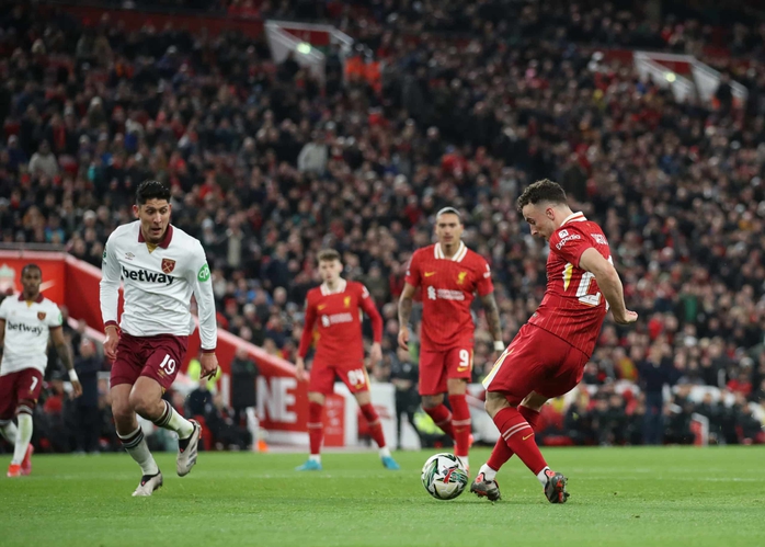 Đương kim vô địch Liverpool đè bẹp West Ham, Arsenal dội mưa bàn thắng ở League Cup- Ảnh 3. Đương kim vô địch Liverpool đè bẹp West Ham, Arsenal dội mưa bàn thắng ở League Cup- Ảnh 3.