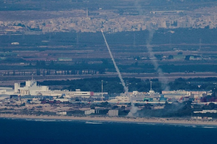 Hezbollah dội tên lửa vào tình báo Israel nhưng hụt?- Ảnh 1. Hezbollah dội tên lửa vào tình báo Israel nhưng hụt?- Ảnh 1.