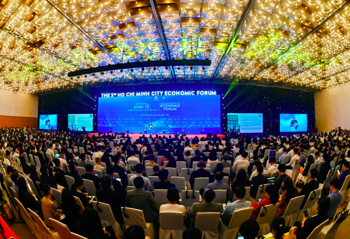 Diễn đàn Kinh tế TP HCM 2024: "Doanh nghiệp đông nhưng năng lực cạnh tranh còn khiêm tốn"- Ảnh 1. Diễn đàn Kinh tế TP HCM 2024: "Doanh nghiệp đông nhưng năng lực cạnh tranh còn khiêm tốn"- Ảnh 1.