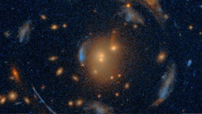 Ảnh độc NASA: 7 thiên hà thẳng hàng, không - thời gian bị bẻ cong- Ảnh 1. Ảnh độc NASA: 7 thiên hà thẳng hàng, không - thời gian bị bẻ cong- Ảnh 1.