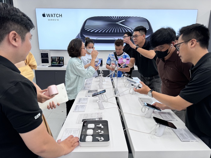 Rồng rắn xếp hàng lúc nửa đêm để được nhận iPhone 16 series chính hãng- Ảnh 7. Rồng rắn xếp hàng lúc nửa đêm để được nhận iPhone 16 series chính hãng- Ảnh 7.
