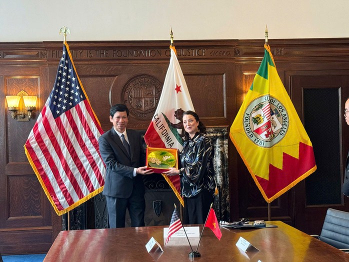 Thứ trưởng Bộ VH-TT-DL Hồ An Phong tặng quà lưu niệm cho bà Erin Bromagim, Phó thị trưởng Los Angeles. Ảnh: THÚY HÀ Thứ trưởng Bộ VH-TT-DL Hồ An Phong tặng quà lưu niệm cho bà Erin Bromagim, Phó thị trưởng Los Angeles. Ảnh: THÚY HÀ