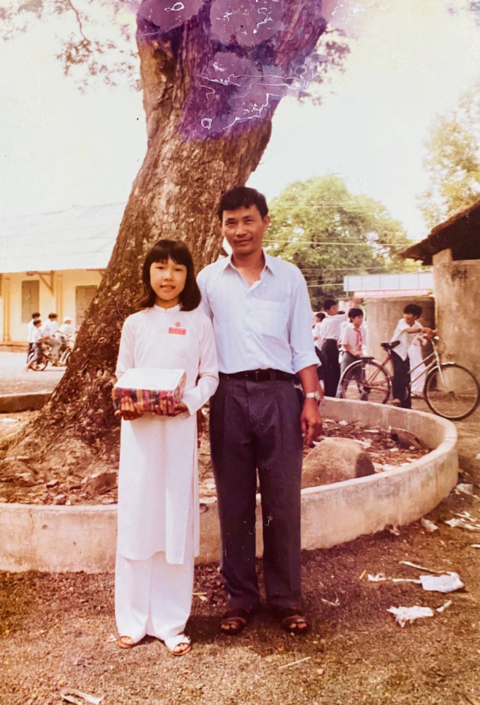 Tác giả chụp hình cùng thầy Đỗ Hữu Hiếu hồi cuối năm lớp 6. Ảnh: TƯ LIỆU Tác giả chụp hình cùng thầy Đỗ Hữu Hiếu hồi cuối năm lớp 6. Ảnh: TƯ LIỆU