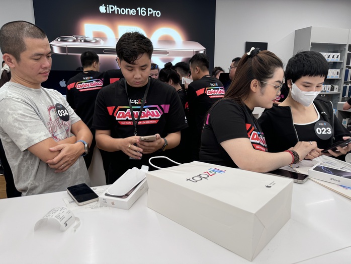 Rồng rắn xếp hàng lúc nửa đêm để được nhận iPhone 16 series chính hãng- Ảnh 8. Rồng rắn xếp hàng lúc nửa đêm để được nhận iPhone 16 series chính hãng- Ảnh 8.