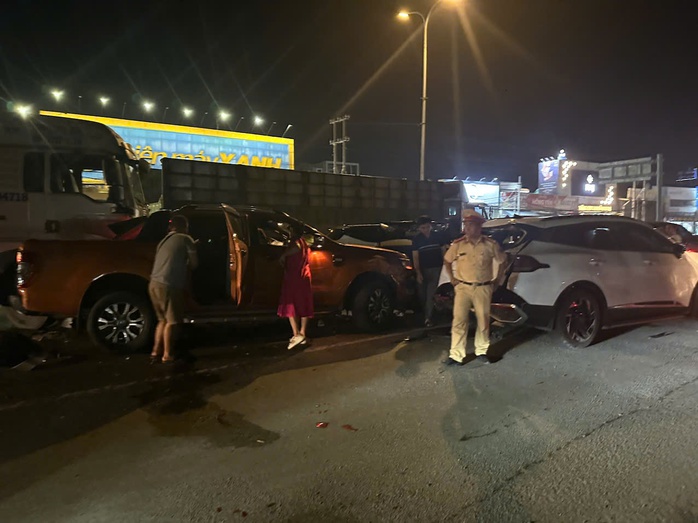 9 ô tô tông liên hoàn, Quốc lộ 51 kẹt cứng- Ảnh 2. 9 ô tô tông liên hoàn, Quốc lộ 51 kẹt cứng- Ảnh 2.
