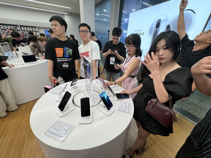 Rồng rắn xếp hàng lúc nửa đêm để được nhận iPhone 16 series chính hãng- Ảnh 9. Rồng rắn xếp hàng lúc nửa đêm để được nhận iPhone 16 series chính hãng- Ảnh 9.
